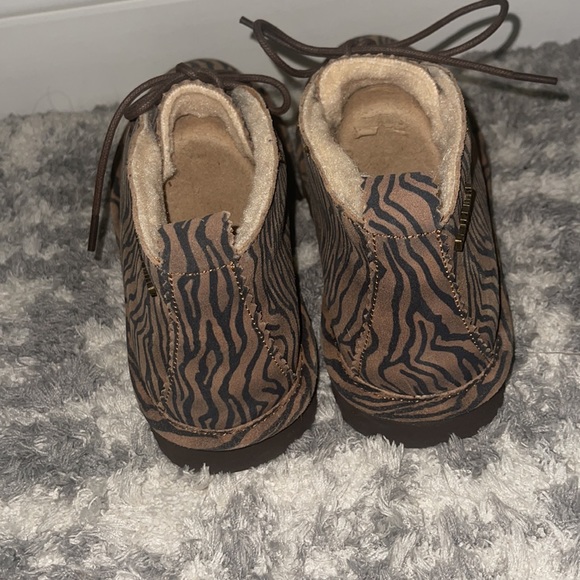 For winter Brand new Bear paw size 7 brown with black stripes - Picture 3 of 5